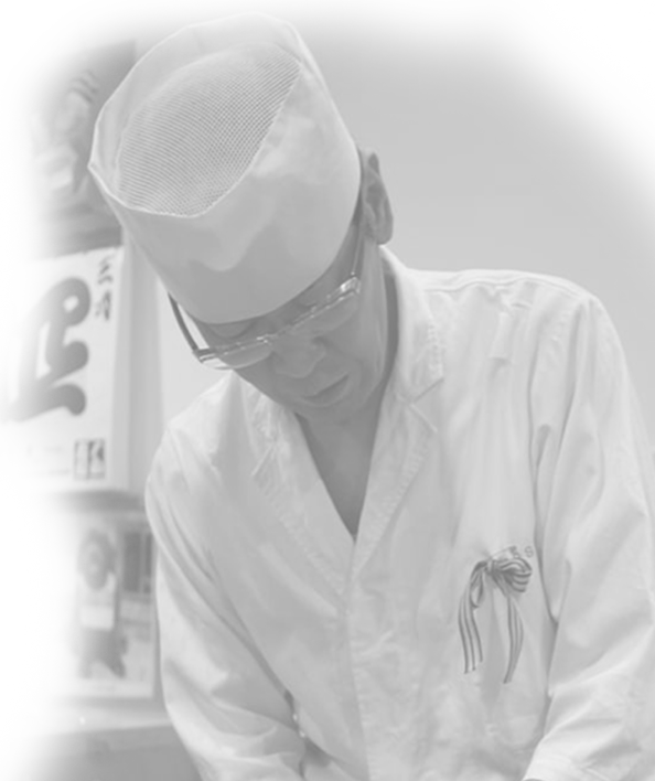 Chef Satoshi Tachikawa preparing sushi